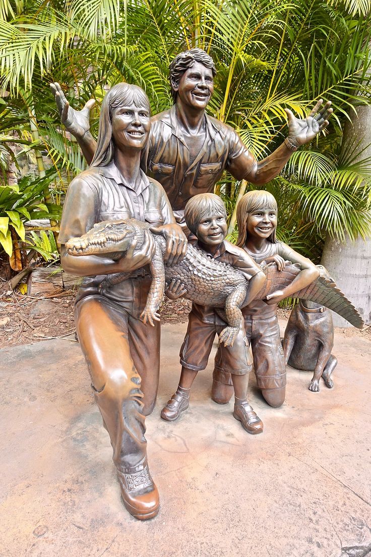 Bronze statue honoring the Irwin family’s legacy of love and conservation.